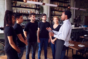 Neue Mitarbeiter: So klappt das Onboarding in der Bar